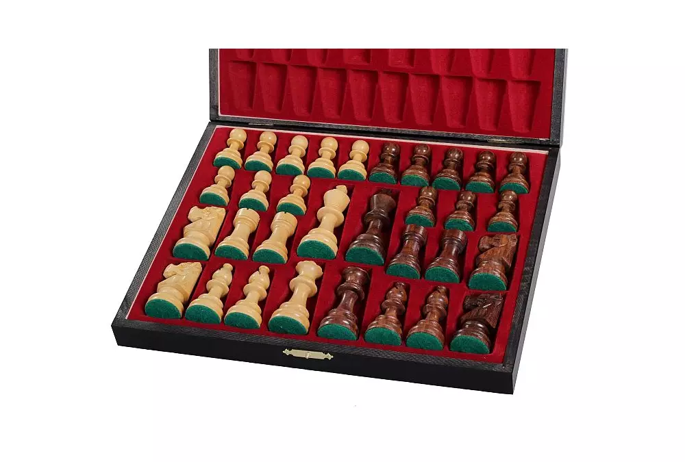 Eleganckie figury szachowe w czarnej drewnianej kasetce